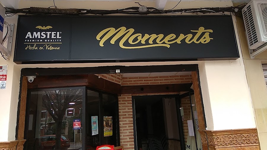 Bar Moments Canals